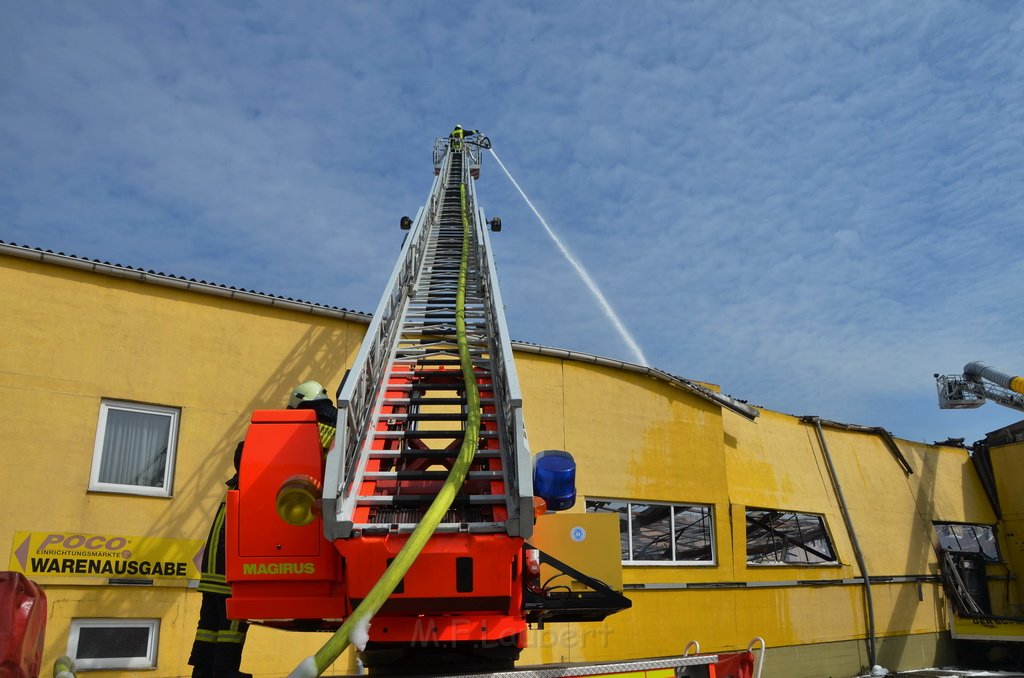 Grossfeuer Poco Lager Koeln Porz Gremberghoven Hansestr P871.jpg - Miklos Laubert